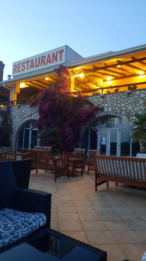 Hotel Zlatni Lav Martinscica  Bagian luar foto