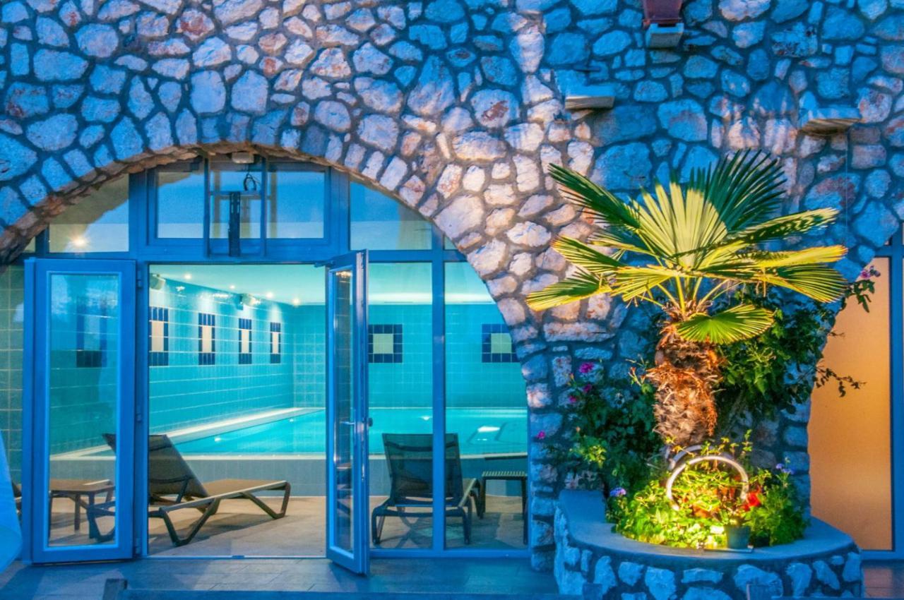 Hotel Zlatni Lav Martinscica  Bagian luar foto