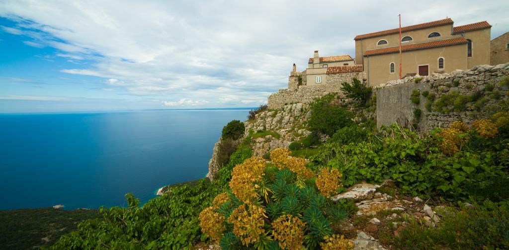 Hotel Zlatni Lav Martinscica  Bagian luar foto