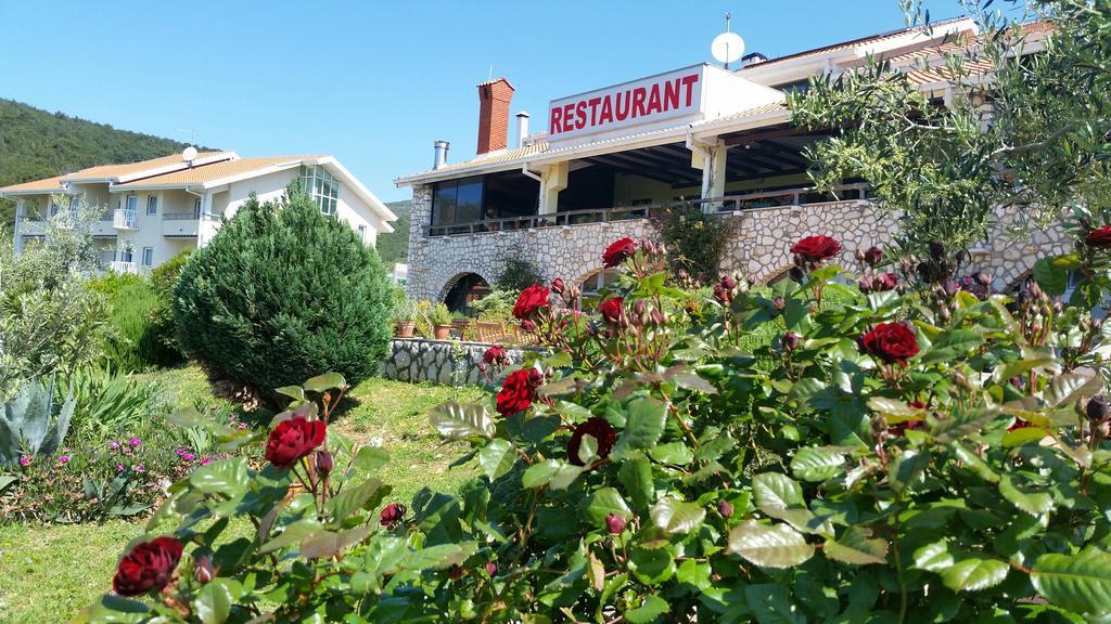 Hotel Zlatni Lav Martinscica  Bagian luar foto