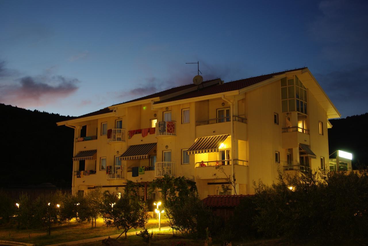 Hotel Zlatni Lav Martinscica  Bagian luar foto